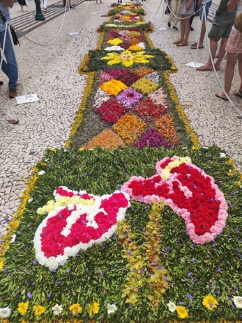 Tradycyjne dywany kwiatowe zdobią Funchal podczas Festiwalu Kwiatów Mieszkańcy i turyści spacerują wzdłuż Avenida Arriaga w Funchal, podziwiając kolorowe dywany kwiatowe ułożone z okazji Festiwalu Kwiatów na Maderze. Te misterne kompozycje z płatków i żywych kwiatów to wieloletnia tradycja maderskiej wiosny, która w latach 2026, 2027 i 2028 ponownie rozkwitnie na ulicach stolicy wyspy.