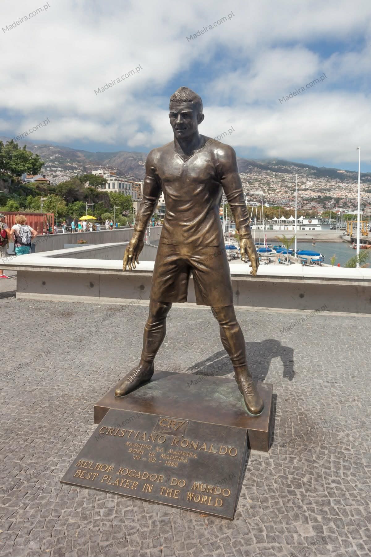 Figura Cristiano Ronaldo na Praça CR7: słynny pomnik przed muzeum | Madeira Trzymetrowy, brązowy pomnik Cristiano Ronaldo w dynamicznej pozie, stojący na cokole przed wejściem do Muzeum CR7 na Praça CR7 w Funchal na Maderze.