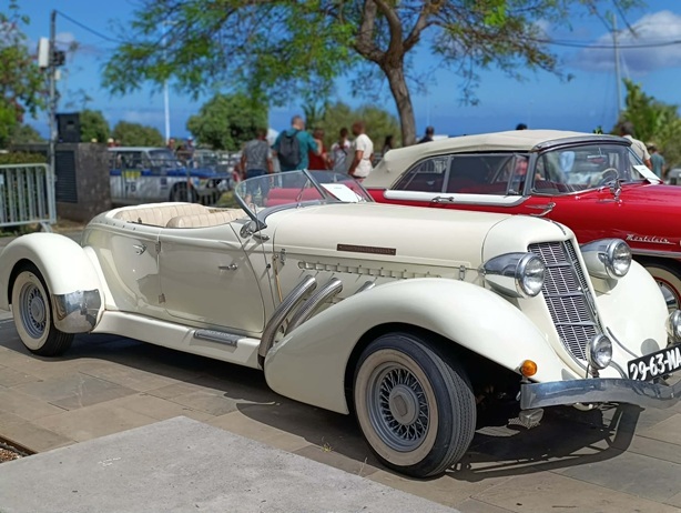 Madeira Classic Car Revival 2026 – wystawa klasycznych samochodów w Funchal Widok na ponad pół tysiąca zabytkowych samochodów zaparkowanych wzdłuż nadmorskiej Avenida do Mar w Funchal podczas "Madeira Classic Car Revival" . W tle widać palmową promenadę, port jachtowy i charakterystyczną architekturę stolicy Madery. To największa i najbardziej prestiżowa wystawa klasycznej motoryzacji w Portugalii, odbywająca się corocznie w maju w latach 2026, 2027 i 2028 w ramach Festiwalu Kwiatów.