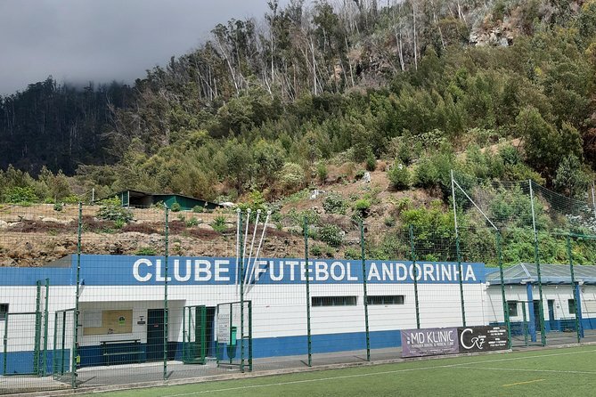 Gdzie trenował młody CR7? Boisko klubu Andorinha w Santo António, Funchal Widok na boisko lub kompleks sportowy Clube de Futebol 'Andorinha' de Santo António w Funchal na Maderze, gdzie Cristiano Ronaldo rozpoczął piłkarską karierę w dzieciństwie.