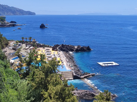 The Lido swimming pool complex in Funchal – a bird’s-eye view A panoramic view of the Lido Swimming Complex (Complexo Balnear do Lido) in Funchal, Madeira, featuring terraces, sun loungers and ocean-fed pools.