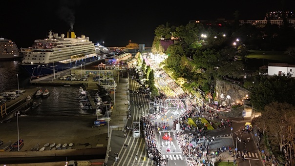 Parada karnawałowa w Funchal na Maderze 2026 – kolorowy korowód ulicami miasta Widok z drona na barwną paradę karnawałową w Funchal. Tłumy mieszkańców i turystów podziwiają platformy oraz kostiumy podczas Carnaval na Maderze, jednej z głównych atrakcji w kalendarzu imprez 2026, 2027 i 2028.