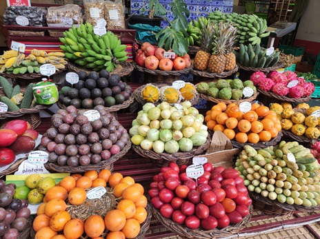 Фрукты и овощи на рынке Mercado dos Lavradores (Мадейра) Яркие фрукты и овощи на прилавке рынка Mercado dos Lavradores на Мадейре