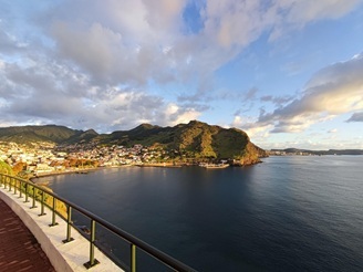 Machico Beach – a gem nestled amongst the mountains | Madeira’s east coast A view of Machico beach with its golden sand, promenade and tall, lush mountains on Madeira.
