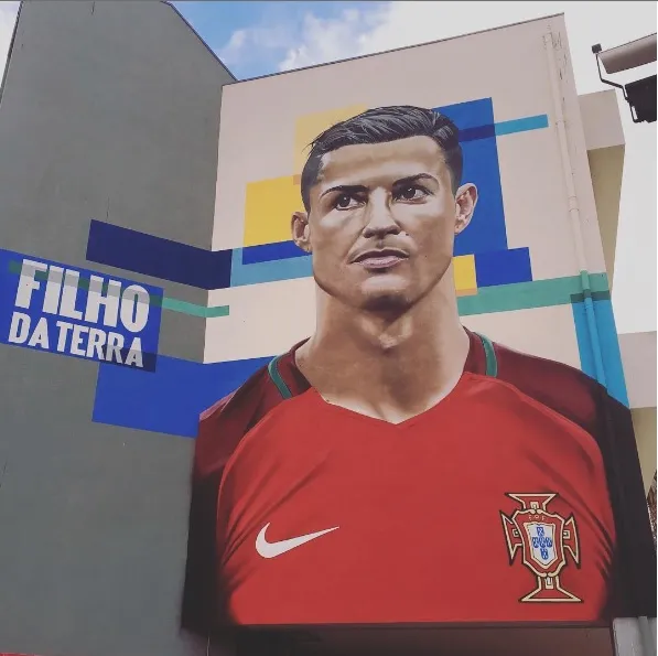 CR7 na ścianie: najsłynniejszy mural Ronaldo na Maderze w dzielnicy Santo António Szczegółowy, realistyczny portret Cristiano Ronaldo CR7 na wielkoformatowym muralu w dzielnicy Santo António na Maderze, miejscu dzieciństwa piłkarza.
